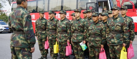 迷彩绚烂 热血一家 ——驻饶某部队官兵无偿献血活动