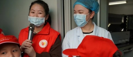 信美小学晚报小记者见证爱心之旅活动