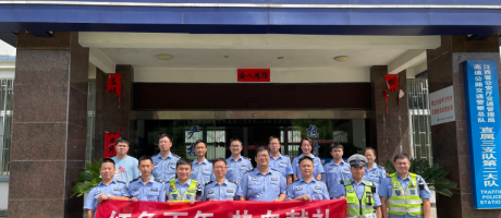 左手保护饶城交通平安，右手挽起衣袖豪气献血一一江西高速交警大队组织“红色百年 热血献礼”无偿献血活动